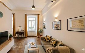 L'arco Trieste studio living 2